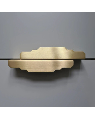 Poignée de meuble en laiton brossé Karla Edge poignée pour chambre installée légèrement décalée