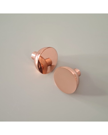 Bouton de meuble cuivre LUNA M poignée design posés sur une surface plane