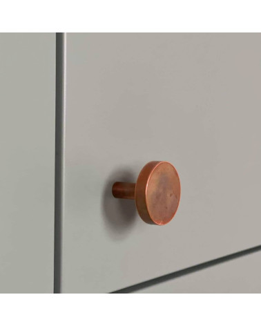 Bouton de meuble en laiton NENA M poignée design vue de côté montée sur un meuble