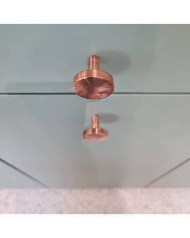 Bouton de meuble en laiton NENA M poignée design vue de haut montée sur un meuble