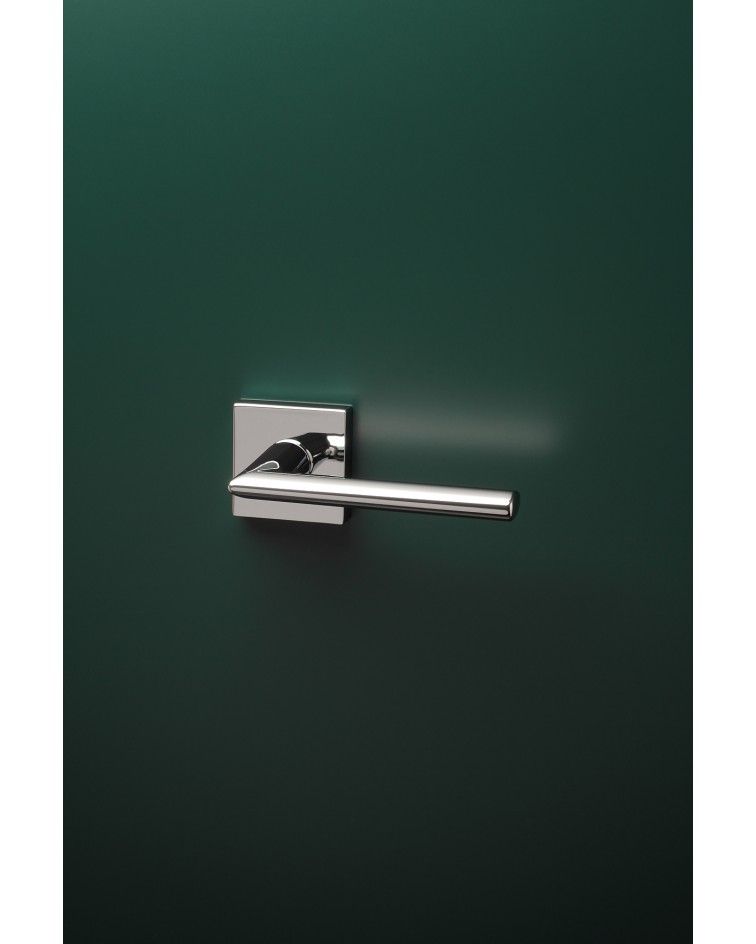 Poignée de porte chrome poli PRIMULA poignée design montée sur une porte