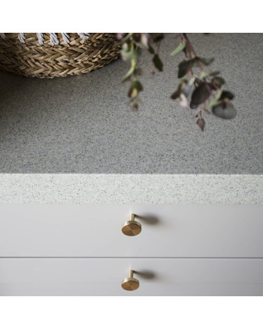 Bouton de meuble NENA poignée design  vue de haut fixés sur les tiroirs d'un meuble
