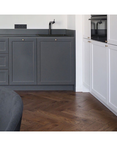 Bouton de meuble en laiton VERA S poignée design installée sur un meuble