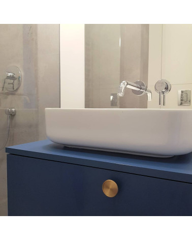 Bouton de meuble en laiton VERA poignée design montée sur un meuble