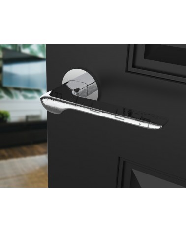 Poignée de porte zamak LIGNE quincaillerie design vue inclinée montée sur une porte