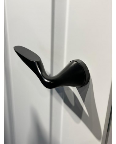 Poignée de porte zamak DOUCE poignée design couleur 1 vue de haut inclinée montée sur une porte