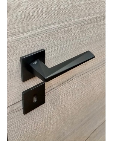 Poignée de porte zamak DIAMANT poignée design couleur 1 vue de haut inclinée montée sur une porte