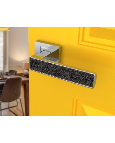Poignée de porte zamak GLAMOUR quincaillerie design couleur 1 vue de face montée sur une porte 2