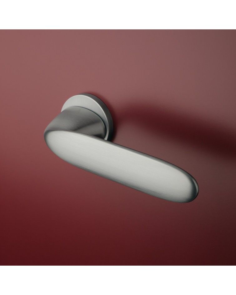 Poignée de porte chrome satiné PEONIA poignée design montée sur une porte