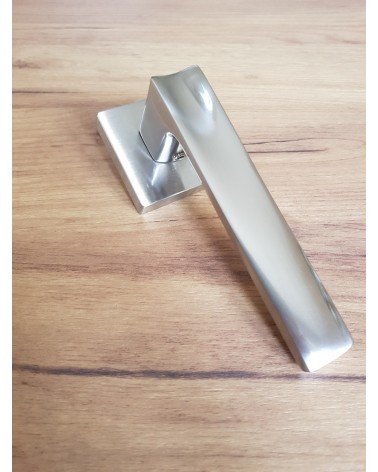 Poignée de Porte en aluminium DIUNA poignée design posée sur sol à motif bois