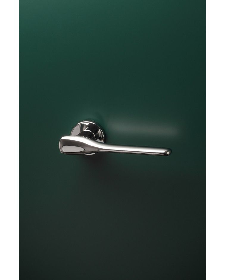 Poignée de porte chrome poli ORCHIDE poignée design montée sur une porte