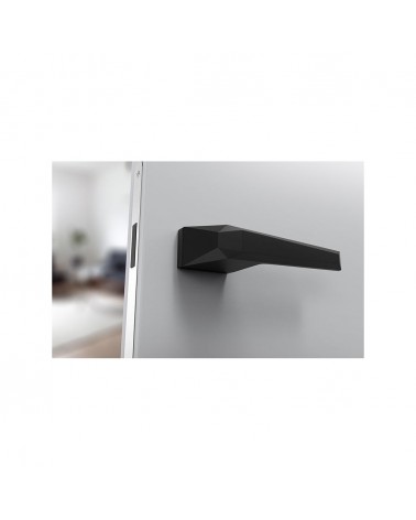 Poignée de porte noire Prisme poignée design vue de bas montée sur une porte ouverte