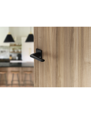 Poignée de porte noire Scandi slim poignée design vue de haut inclinée montée sur une porte ouverte
