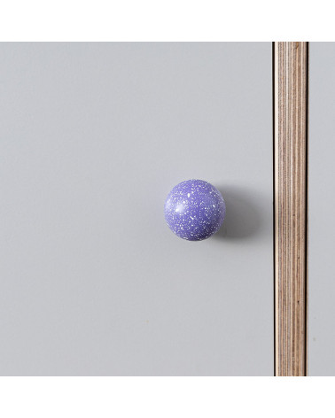Bouton de meuble en bois de Hêtre lavande/blanc Mélange poignée design vue de face montée sur un meuble