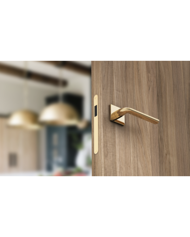 Poignée de porte or mat Scandi slim poignée design vue de côté montée sur une porte