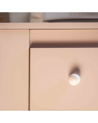 Bouton de meuble en bois de hêtre Rose taupe poignée design vue de face rapprochée montée sur un meuble