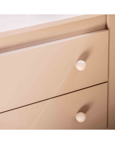 Bouton de meuble en bois de hêtre Rose taupe poignée design fixé sur un meuble rose