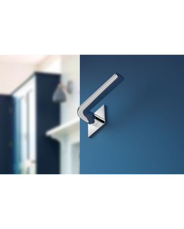 Poignée de porte chrome poli Scandi slim poignée design vue de bas montée sur une porte
