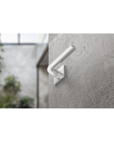 Poignée de porte chrome satiné Scandi slim poignée design vue de bas montée sur une porte