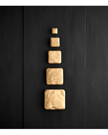 Bouton de meuble en bronze Mini QUADRA poignée design présenté sur une surface sombre