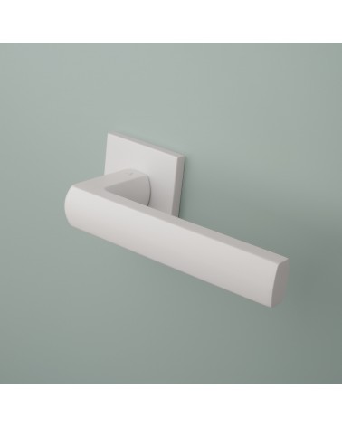 Poignée de porte HOSTA quincaillerie design couleur 5 montée sur une porte