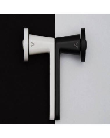 Poignée de porte classique Nesh quincaillerie design vue de profil posée sur un fond bicolore