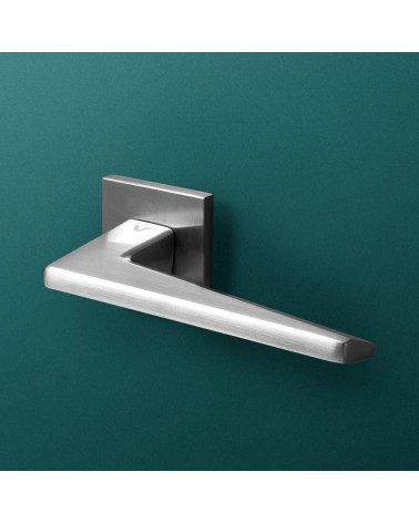 Poignées de porte chrome satiné LIMA FIT poignée design montée sur une porte