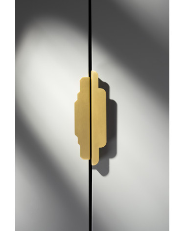 Poignée de meuble en laiton brossé Karla Edge poignée pour chambre posée verticalement
