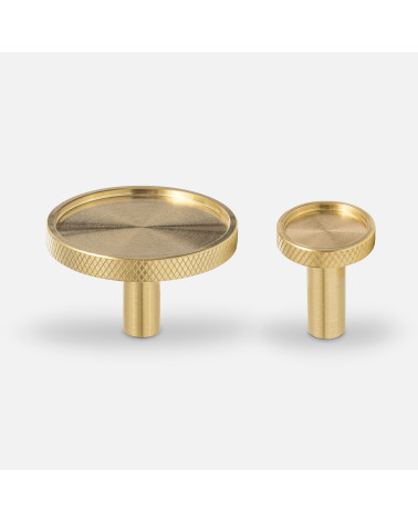 Bouton de meuble en laiton VERA poignée design paire montée sur un fond blanc