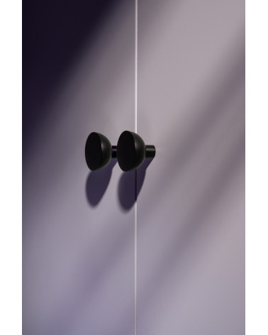 Bouton de meuble noire LUNA M poignée design vue de bas montée sur un meuble