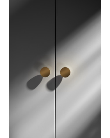 Bouton de meuble or poli LUNA M poignée design vue de face montée sur un meuble