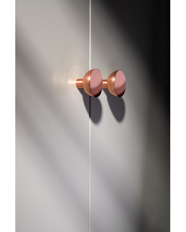 Bouton de meuble en cuivre LUNA M poignée design vue de côté montée sur un meuble