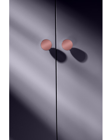 Bouton de meuble en cuivre LUNA M poignée design vue de face montée sur un meuble