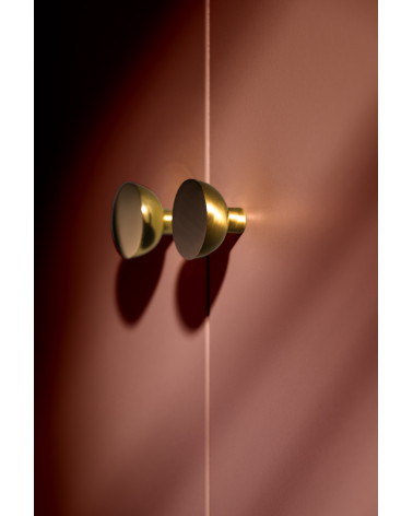 Bouton de meuble or mat LUNA M poignée design vue de côté montée sur un meuble