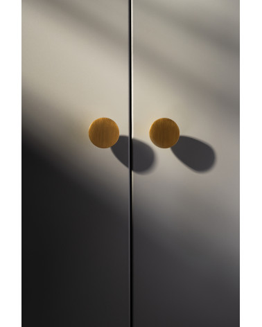 Bouton de meuble or mat LUNA M poignée design vue de face montée sur un meuble