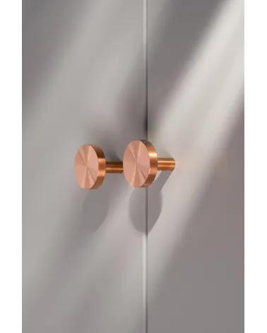 Bouton de meuble en laiton NENA M poignée design vue latérale installée sur un meuble