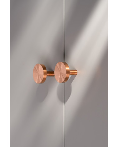 Bouton de meuble en laiton NENA M poignée design vue latérale installée sur un meuble