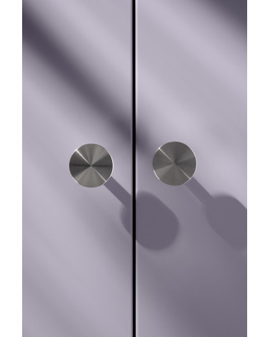 Bouton de meuble chrome poli NENA M poignée design vue de face montée sur un meuble