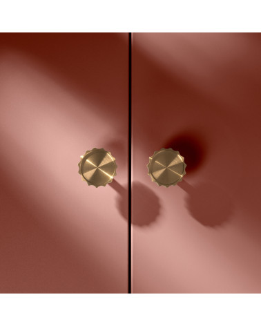 Bouton de meuble or poli LEXI poignée design modèle large vue de face montée sur un meuble