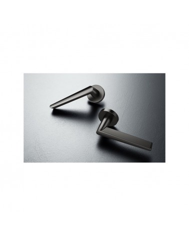 Poignée de porte noire Arrow quincaillerie design posé sur un fond