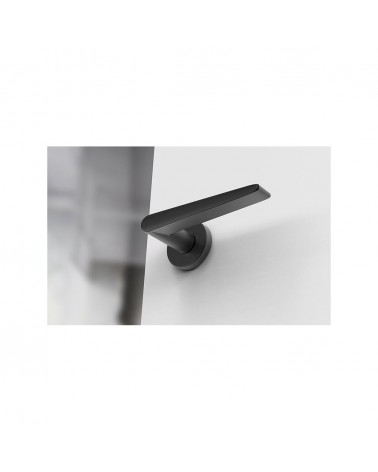 Poignée de porte noire Arrow quincaillerie design vue de bas montée sur une porte