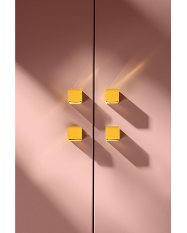 Bouton de meuble en laiton LANA S poignée design vue de face avec des ombres marquées projetées vers le bas