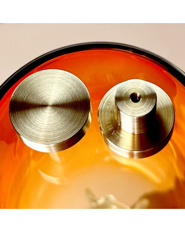 Bouton de meuble en laiton 01 poignée design posée sur une surface orange