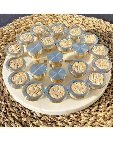 Bouton de meuble en laiton 01 poignée design vue de haut disposée circulairement sur une surface texturée