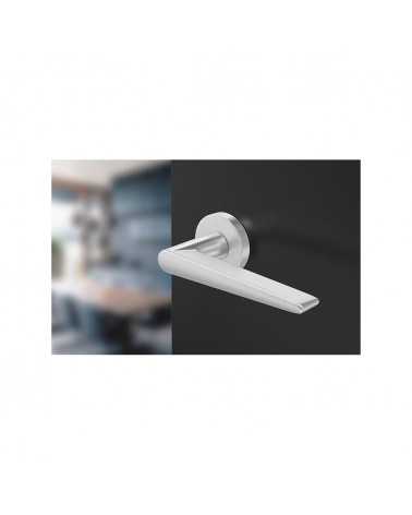 Poignée de porte chrome satiné Arrow poignée design vue de haut montée sur une porte