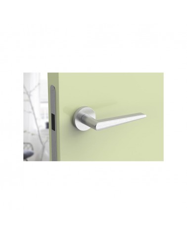Poignée de porte chrome satiné Arrow poignée design vue de face montée sur une porte