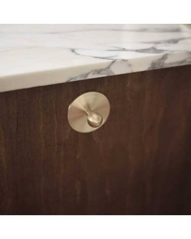 Bouton de meuble en laiton Boule poignée design vue inclinée avec rondelle montée sur un meuble