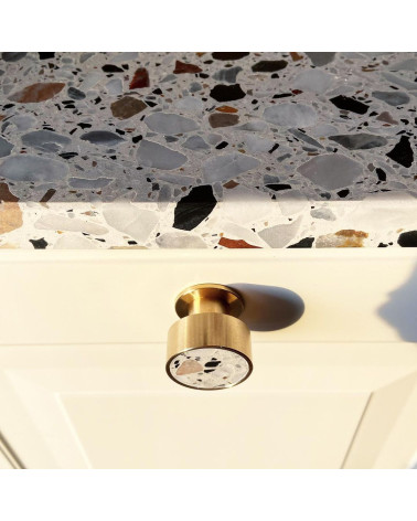 Bouton de meuble en laiton et Terrazzo poignée design vue de haut montée sur un meuble