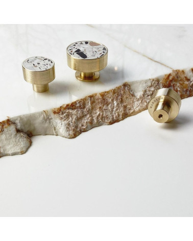 Bouton de meuble en laiton et Terrazzo poignée design de tailles variées sur une surface en marbre