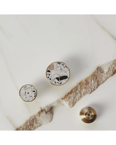 Bouton de meuble en laiton et Terrazzo poignée design de tailles variées vue de dessus